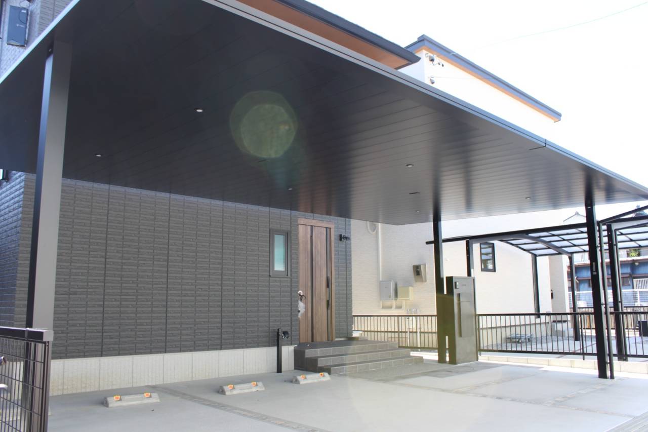 住まいの境界線をスタイリッシュに演出する門袖が、機能門柱FK(LIXI)です。ブラックの建物にあわせて、ブリュームメタルグレーにしました。